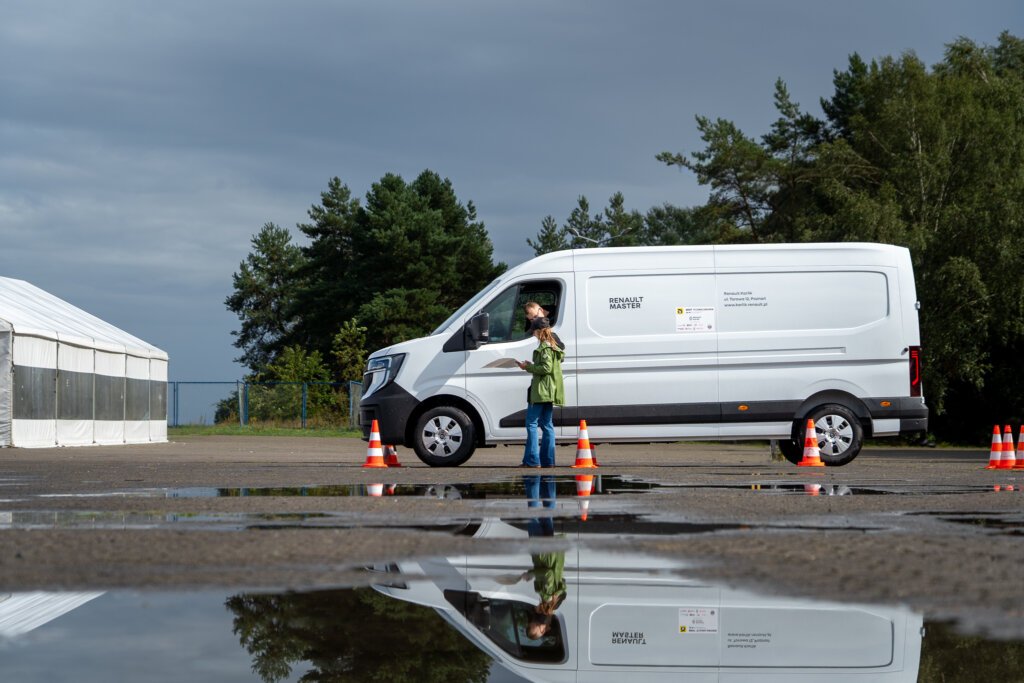 Kałuże po ulewie na płycie Toru Poznań podczas finału Best Young Driver 2026