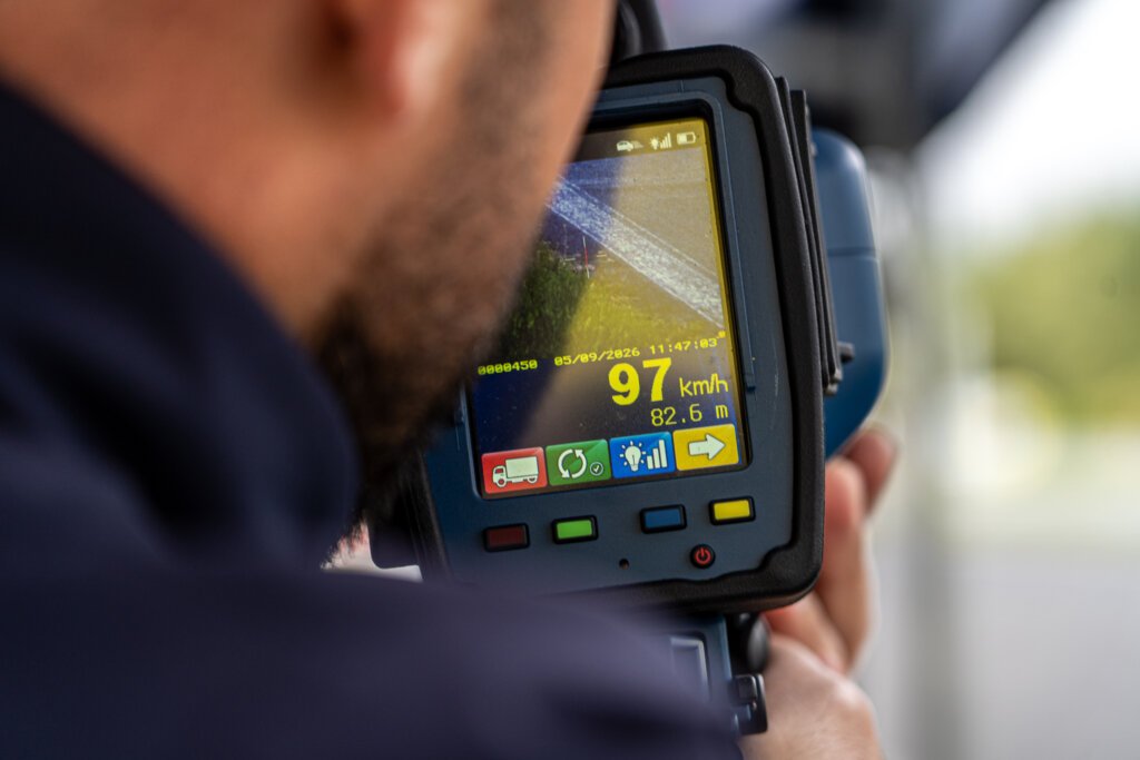 Policjant mierzy prędkość radarem podczas próby autostradowej – finał Najlepszy Młody Kierowca 2026