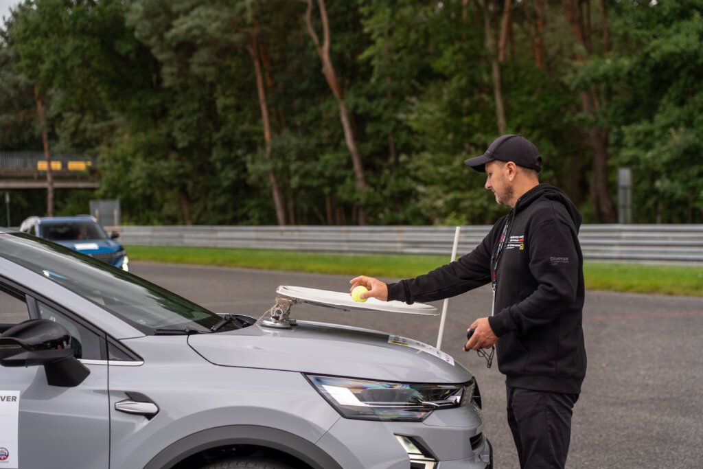 Przygotowanie próby Stewarta – pojemnik z wodą na masce samochodu, Best Young Driver 2026 Tor Poznań