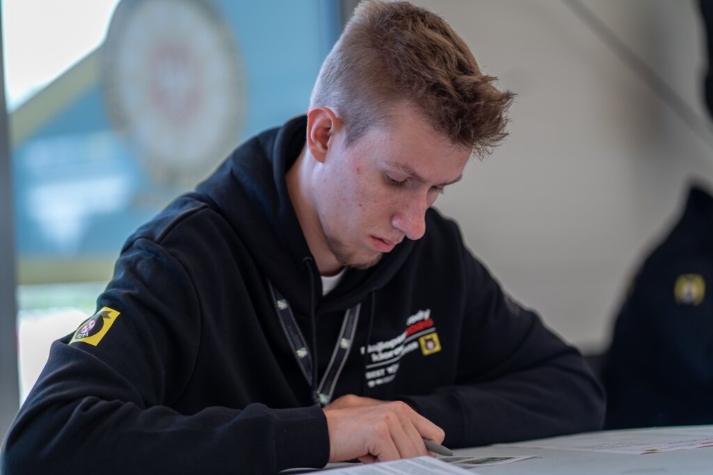 Finalista rozwiązuje test z przepisów ruchu drogowego – konkurencja wiedzy, Najlepszy Młody Kierowca 2026