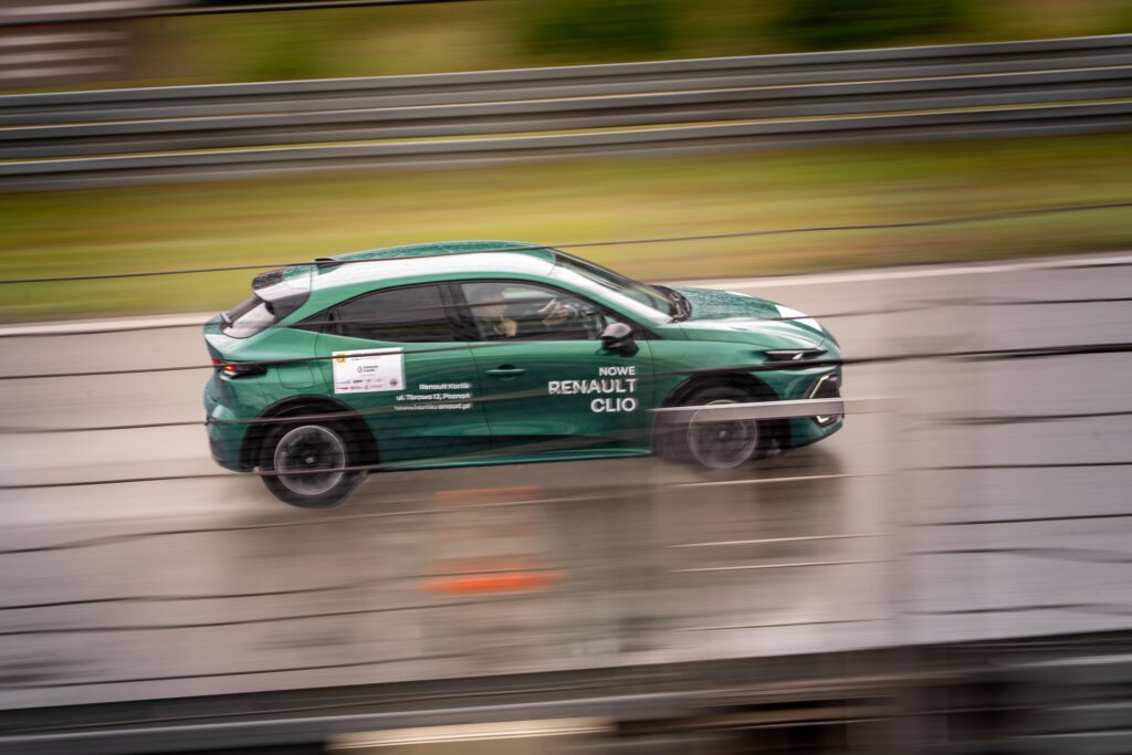 Renault Clio na mokrym Torze Poznań podczas finału Najlepszy Młody Kierowca 2026 – fotoreportaż PZM