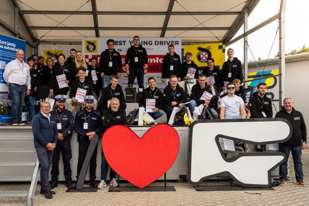 Zdjęcie grupowe finalistów, organizatorów i partnerów konkursu Najlepszy Młody Kierowca 2026