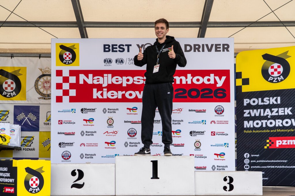 Zwycięzca finału Najlepszy Młody Kierowca 2026 na podium – Tor Poznań