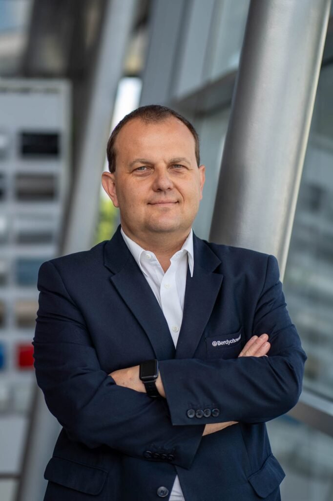 Portret menedżera w garniturze – fotograf biznesowy Poznań