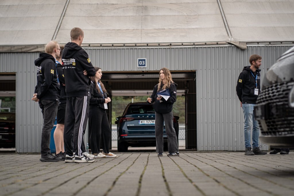 Odprawa uczestników przed boksami na torze – fotograf eventowy Poznań