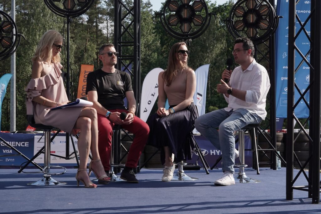 Panel dyskusyjny na scenie plenerowego eventu – fotograf eventowy Poznań