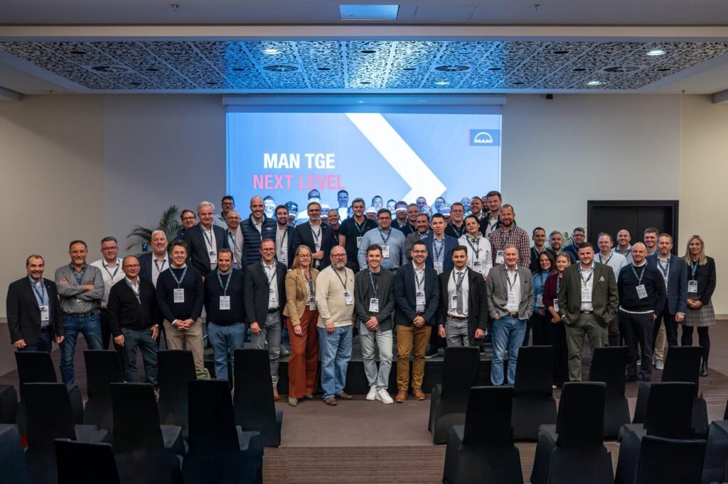 Zdjęcie grupowe uczestników konferencji firmowej – fotograf eventowy Poznań