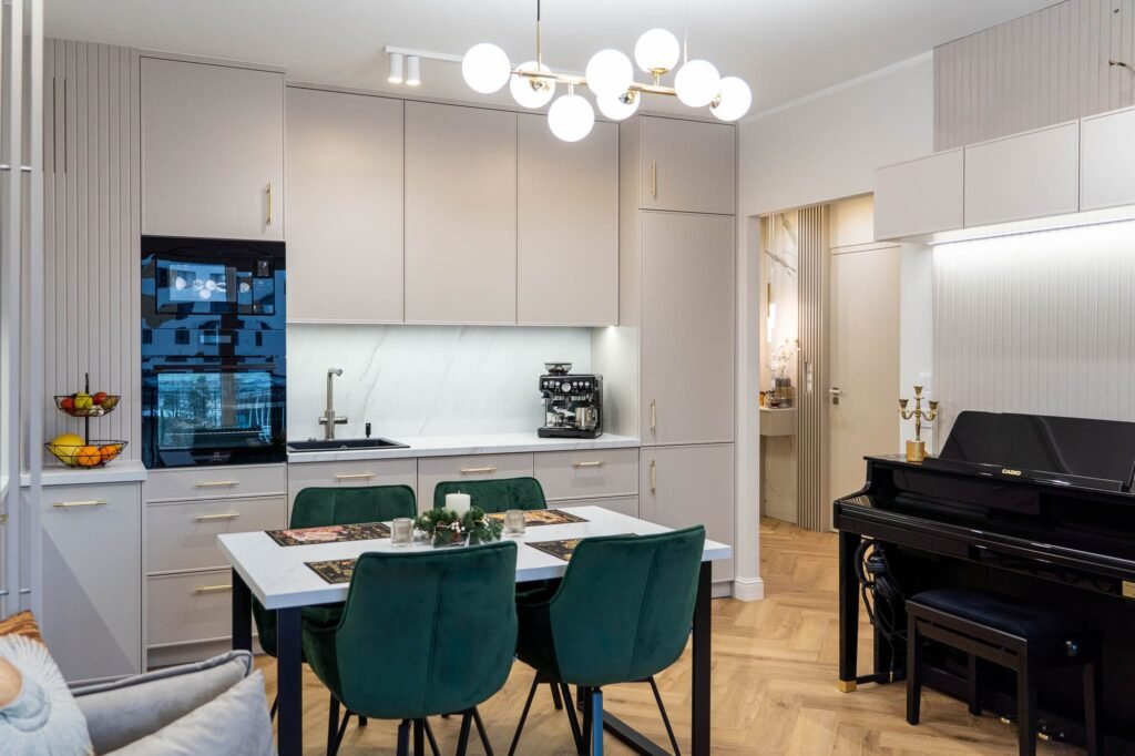 Kuchnia otwarta na salon z pianinem – fotograf wnętrz Poznań