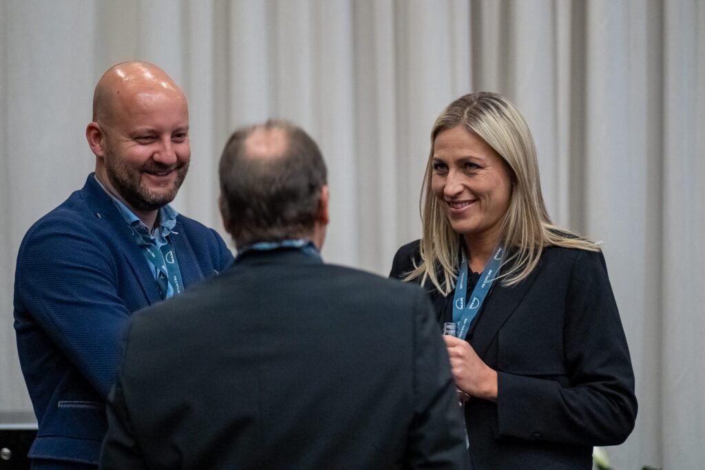 Rozmowy uczestników w przerwie konferencji – fotografia eventów firmowych Poznań