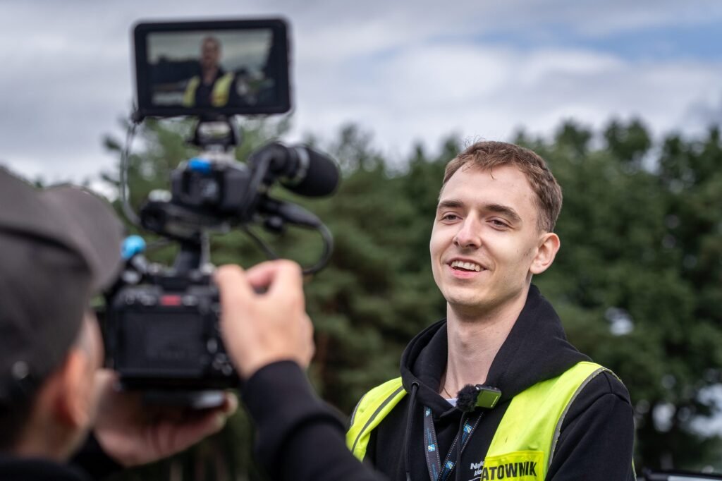 Ekipa filmowa nagrywa wywiad podczas wydarzenia – fotografia eventowa Poznań