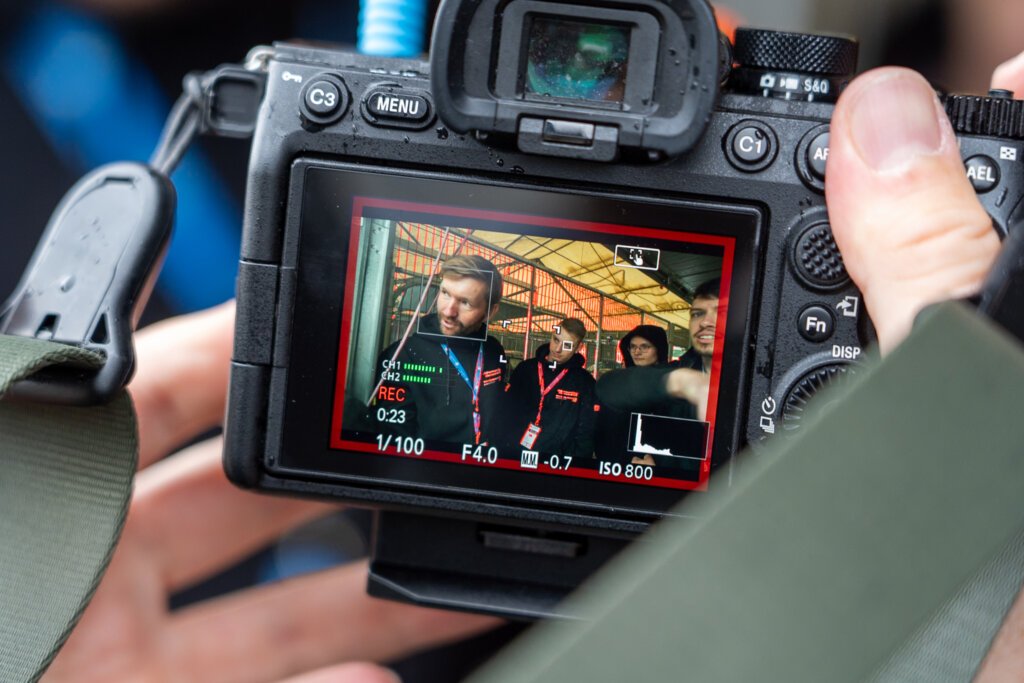 Kulisy nagrania na evencie – ekran aparatu podczas rejestracji wideo, fotografia eventowa Poznań
