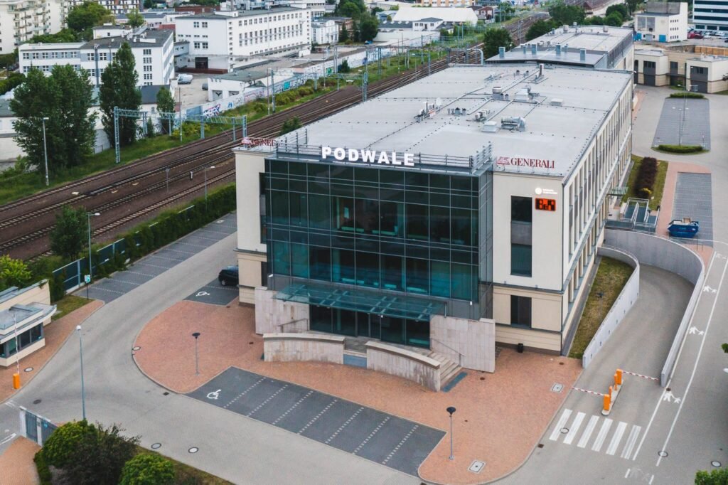 Biurowiec Podwale w Poznaniu z drona – fotografia nieruchomości komercyjnych