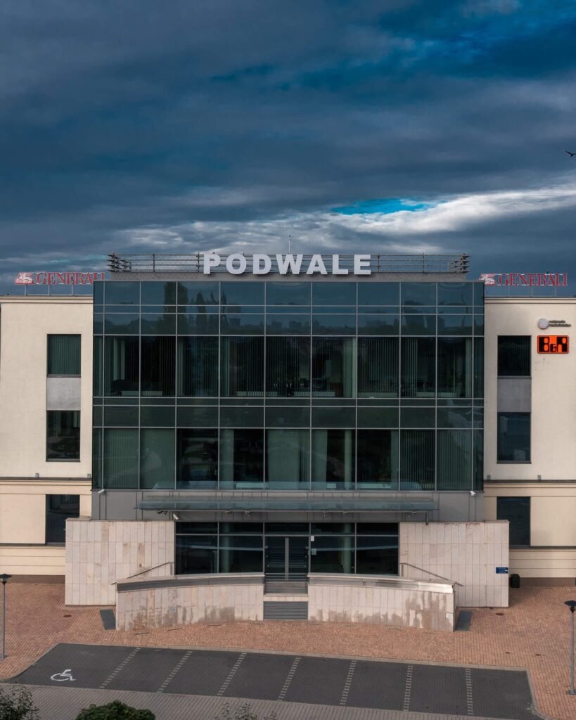 Szklana elewacja biurowca Podwale pod burzowym niebem – fotografia architektury Poznań