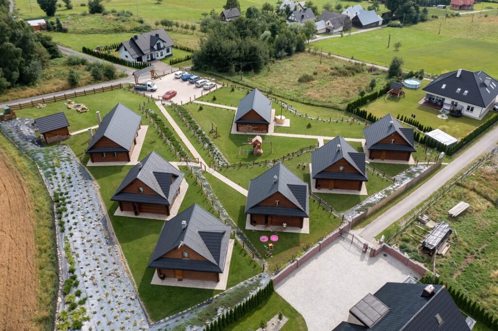 Osada drewnianych domków letniskowych z drona – zdjęcia nieruchomości z lotu ptaka