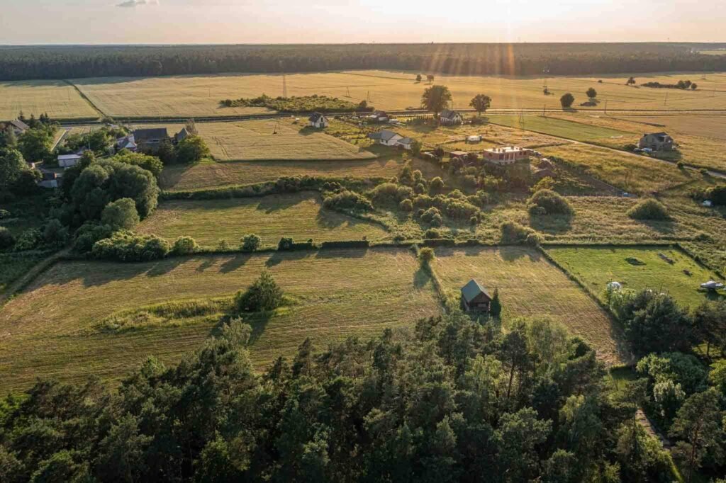 Działki budowlane o zachodzie słońca z drona – fotografia nieruchomości Wielkopolska