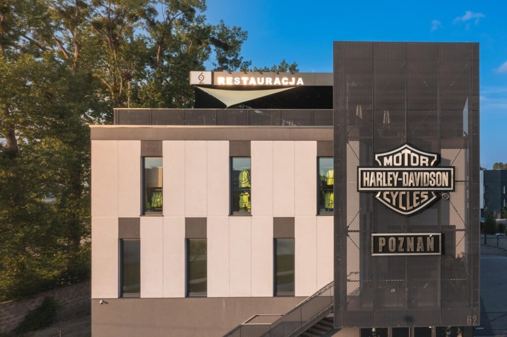 Elewacja budynku Harley-Davidson Poznań w złotej godzinie – fotografia architektury