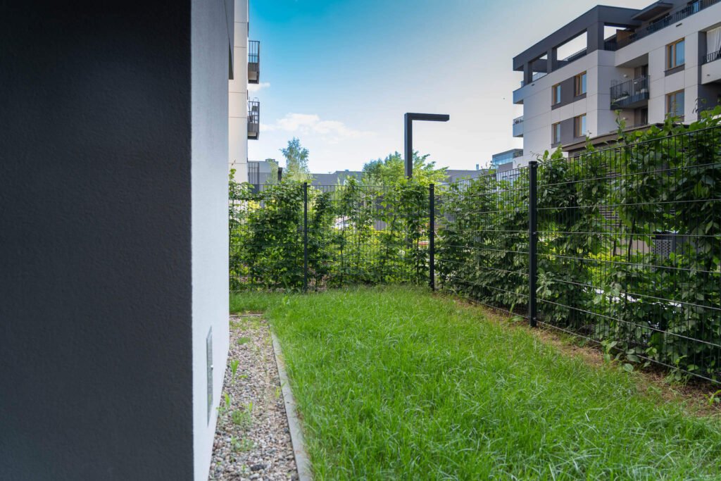 Ogródek przy mieszkaniu na parterze na nowym osiedlu – fotografia nieruchomości Poznań