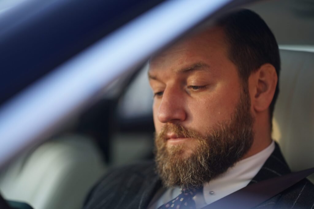 Lifestyle’owy portret mężczyzny w samochodzie – fotografia wizerunkowa Poznań