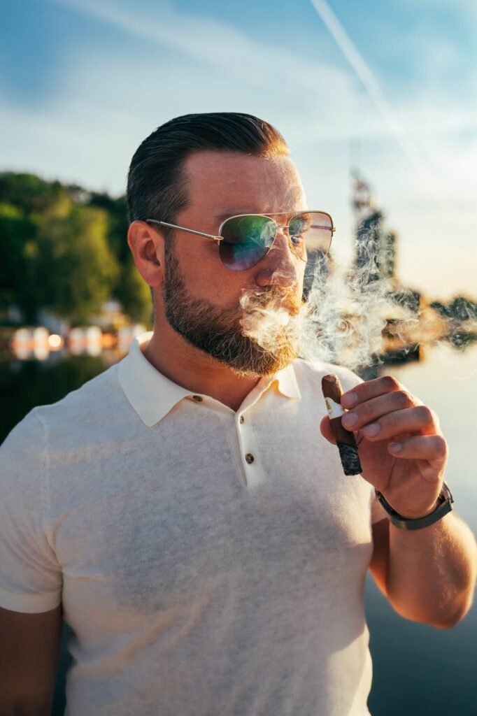 Lifestyle’owy portret mężczyzny z cygarem – sesja lifestyle Poznań