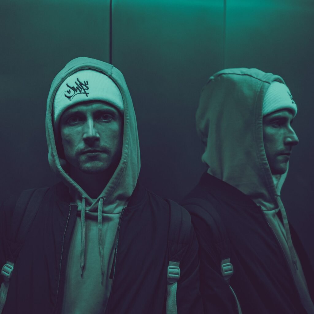 Kreatywny portret w turkusowym świetle – sesja portretowa Poznań