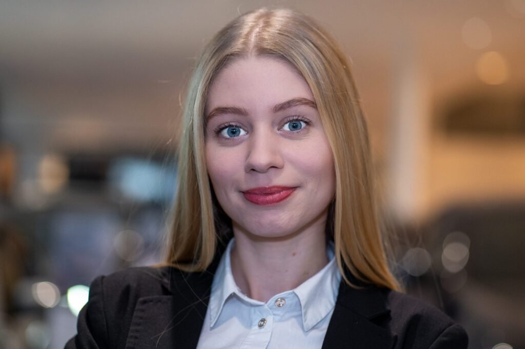 Portret pracowniczki salonu – zdjęcia wizerunkowe dla firm Poznań
