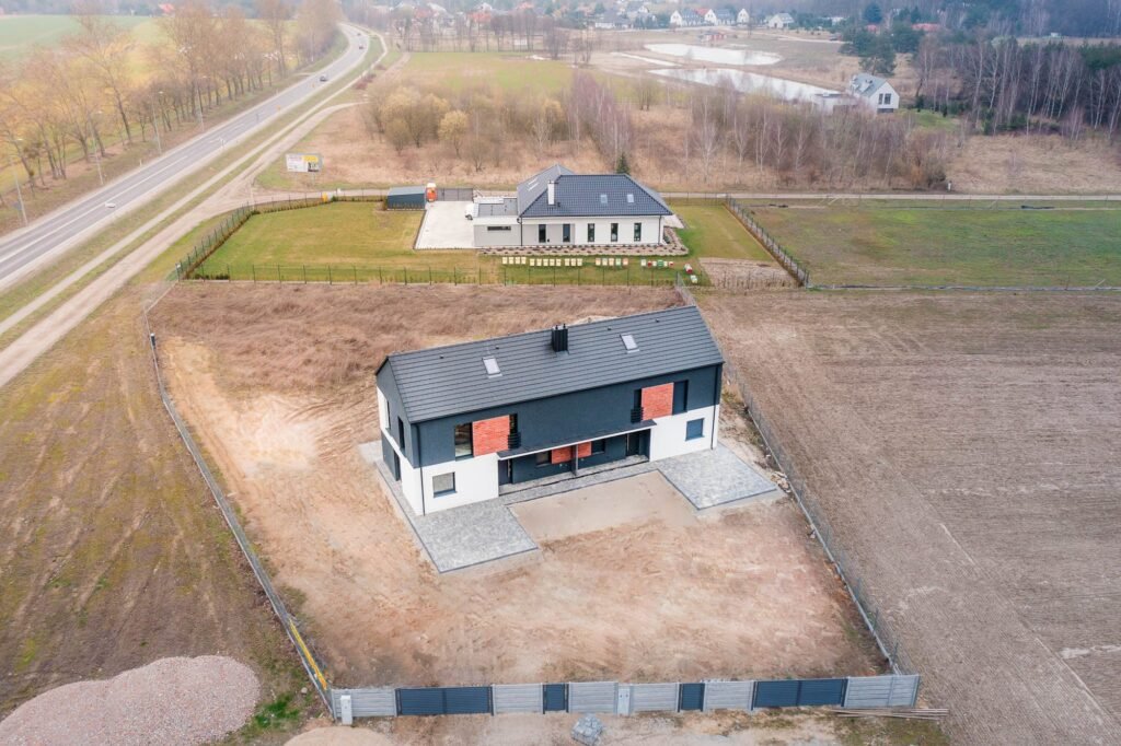 Dom z działką sfotografowany z drona – zdjęcia nieruchomości z lotu ptaka Poznań